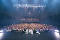 ライブ後に記念撮影をするPerfumeとヤバイTシャツ屋さん。（撮影：田中聖太郎）