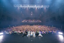 ライブ後に記念撮影をするPerfumeとヤバイTシャツ屋さん。（撮影：田中聖太郎）