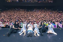 ライブ後に記念撮影をするPerfumeとヤバイTシャツ屋さん。（撮影：田中聖太郎）