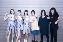 記念撮影をするPerfumeとヤバイTシャツ屋さん。（撮影：田中聖太郎）