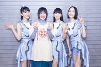 記念撮影をするPerfumeとヤバイTシャツ屋さん。（撮影：田中聖太郎）