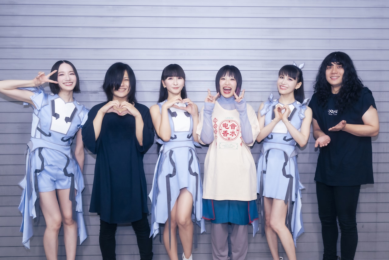 記念撮影をするPerfumeとヤバイTシャツ屋さん。（撮影：田中聖