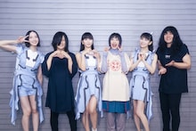 記念撮影をするPerfumeとヤバイTシャツ屋さん。（撮影：田中聖太郎）