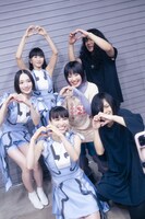 記念撮影をするPerfumeとヤバイTシャツ屋さん。（撮影：田中聖太郎）