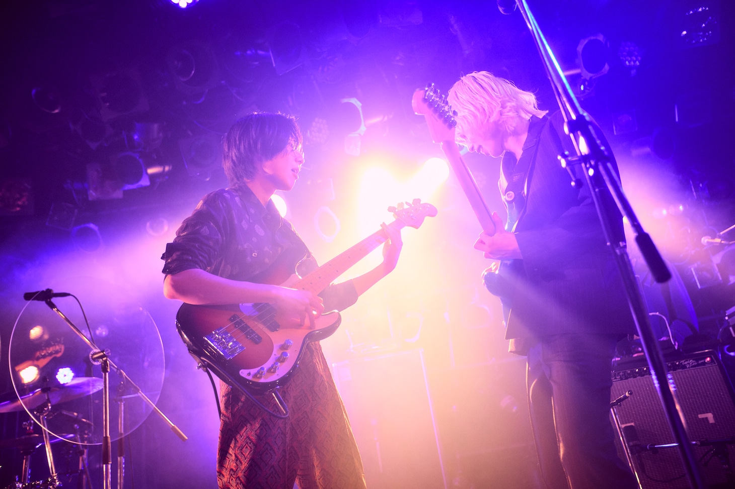Zum（B）とHiyn（Vo, G）（撮影：鳥居洋介）
