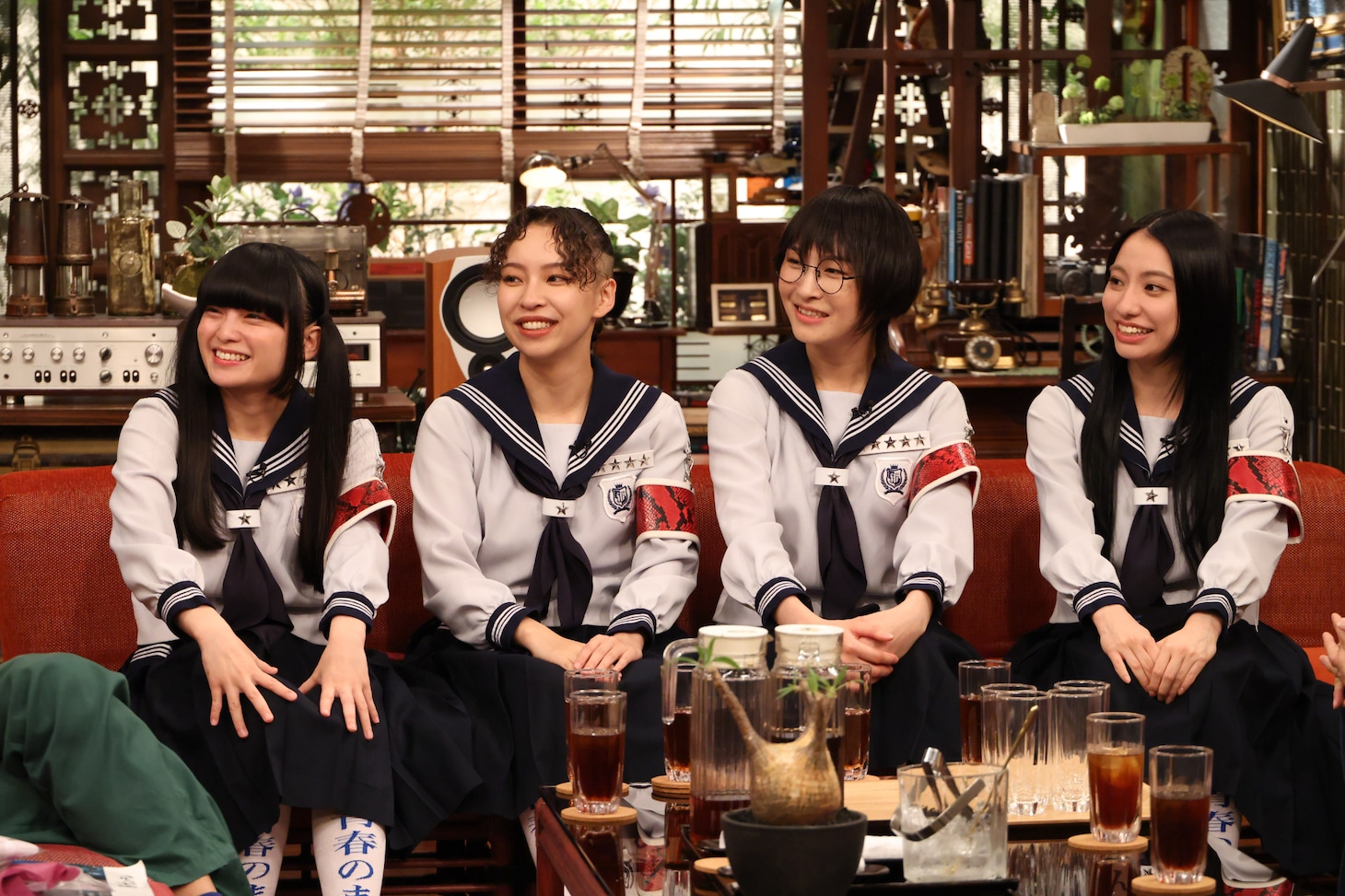 「さんまのまんま40周年夏SP」に出演する新しい学校のリーダーズ。左から、MIZYU、RIN、SUZUKA、KANON。©カンテレ