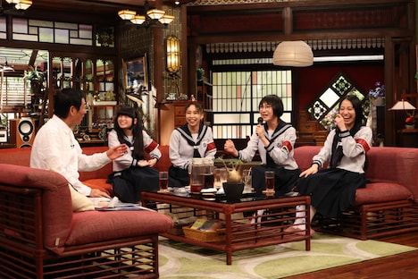 「さんまのまんま40周年夏SP」の様子。左から、明石家さんま、MIZYU、RIN、SUZUKA、KANON。©カンテレ