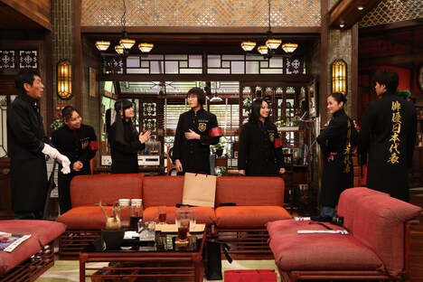 「さんまのまんま40周年夏SP」で学ランを着用する出演者。左から、明石家さんま、RIN、MIZYU、SUZUKA、KANON、堀田真由、磯村勇斗。©カンテレ