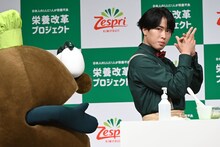 エレガントに手指消毒をする宮舘涼太（右）と、それを見守るキウイブラザーズ（グリーン / 左）。