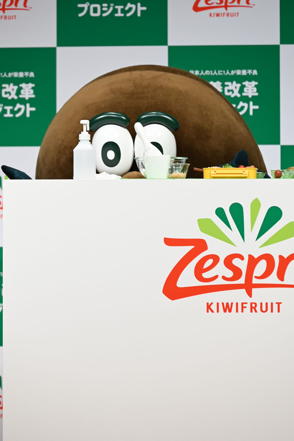 恥ずかしさのあまりキッチン台に隠れるキウイブラザーズ（グリーン）。
