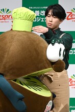 キウイブラザーズ（グリーン）にコック帽を被せる宮舘涼太。