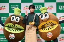 左からキウイブラザーズ（グリーン）、宮舘涼太（Snow Man）、キウイブラザーズ（ゴールド）。