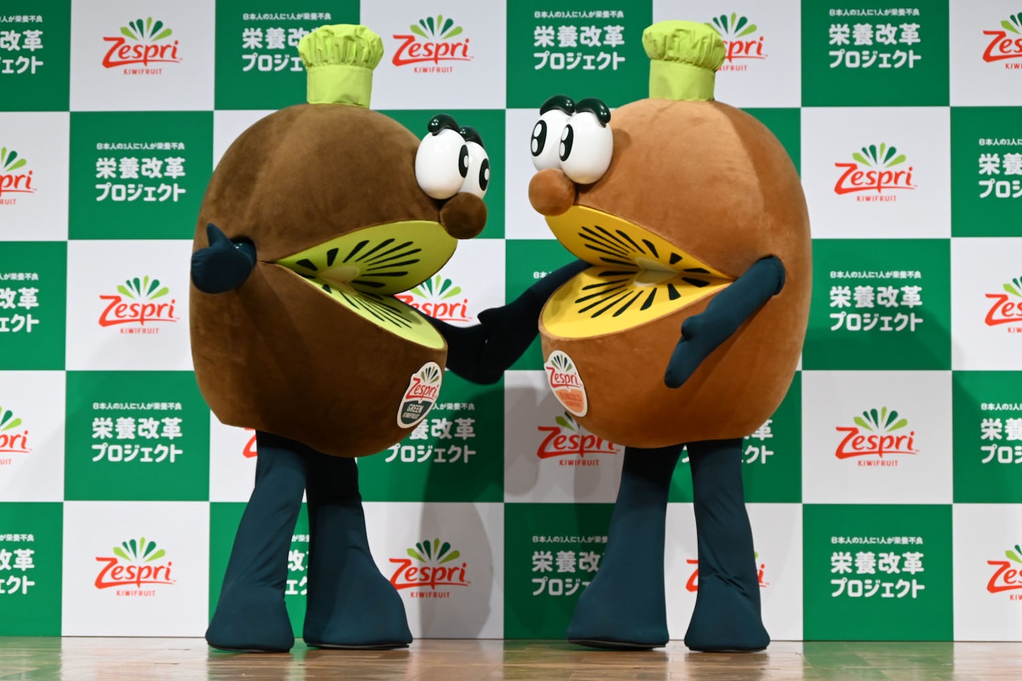 フォトセッションのポーズを話し合うキウイブラザーズ。