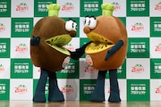 フォトセッションのポーズを話し合うキウイブラザーズ。