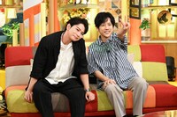左から松本潤、二宮和也。