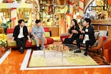 左から松本潤、二宮和也、波瑠、後藤輝基(フットボールアワー)。