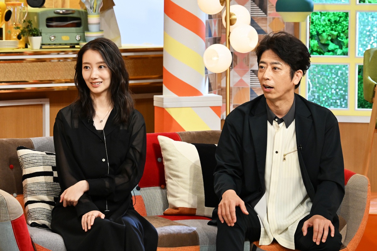 左から波瑠、後藤輝基（フットボールアワー）。