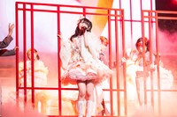 「百花繚乱物語」を歌う桜ひなの。