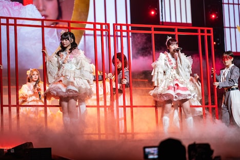 「百花繚乱物語」を披露するいぎなり東北産。