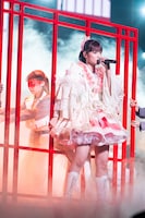 「百花繚乱物語」を歌う伊達花彩。