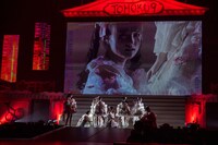 “九段”の階段を降りてステージに立ついぎなり東北産。