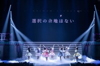 新曲「背徳のエビデンス」を披露するいぎなり東北産。