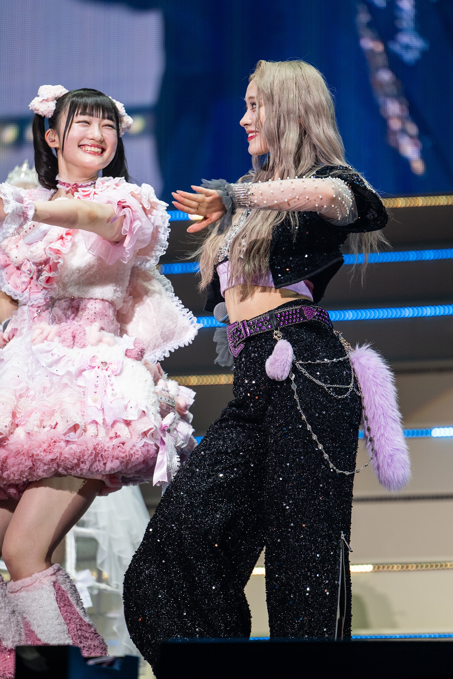 まったく異なるテイストの衣装を着た橘花怜（左）と北美梨寧（右