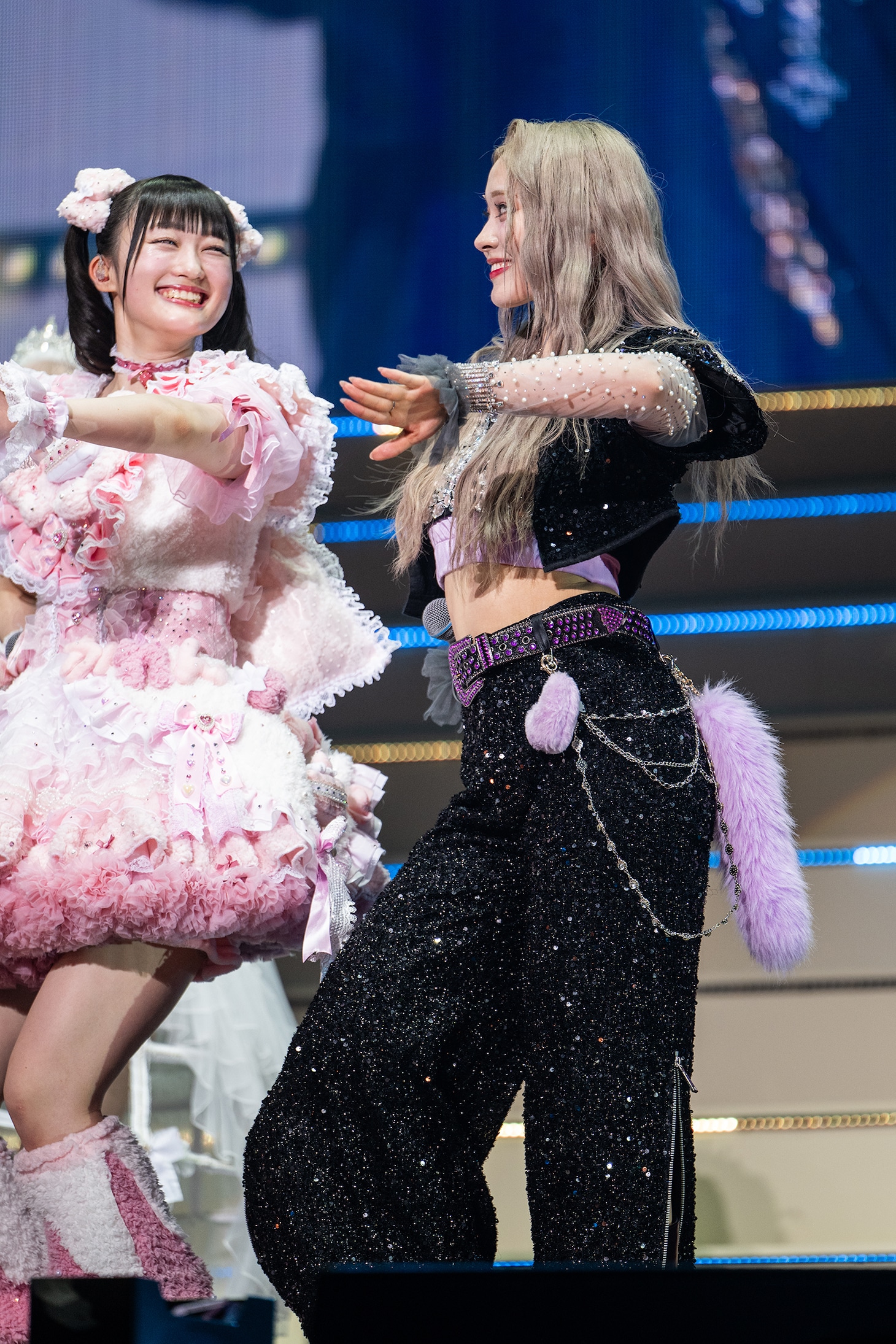 まったく異なるテイストの衣装を着た橘花怜（左）と北美梨寧（右）。