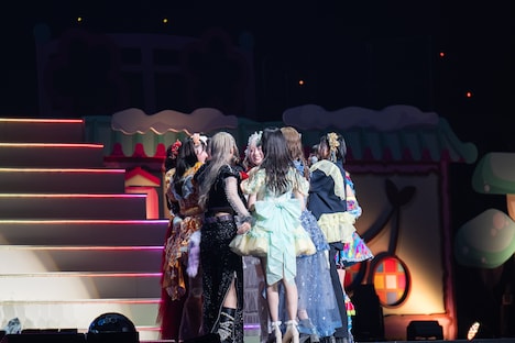 ステージ上で喜びを噛み締めるいぎなり東北産。