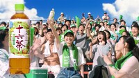 「アサヒ 十六茶」新テレビCM「16チャージ！野球場」編より。