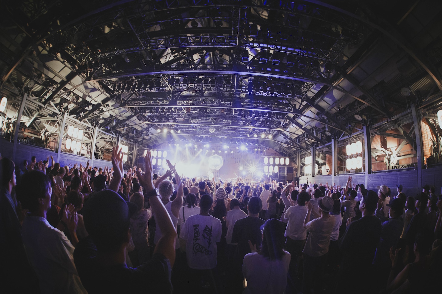 「毎日が夏祭り2025」でのMummy-DとPESのツーマンライブの模様。（撮影：古賀恒雄）