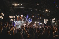 「毎日が夏祭り2025」でのMummy-DとPESのツーマンライブの模様。（撮影：古賀恒雄）