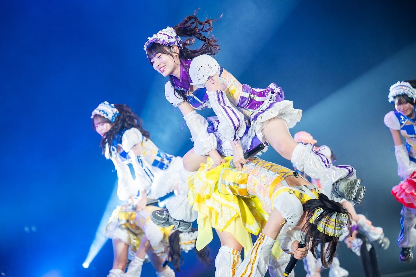 馬跳びする一宮ゆい（上）と的場華鈴（下）。