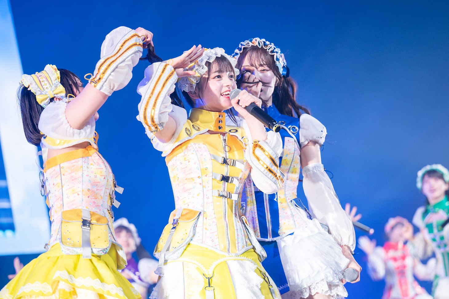 川端優（中央）にじゃれる的場華鈴（左）と桐乃みゆ（右）。