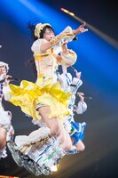 ジャンプする的場華鈴。