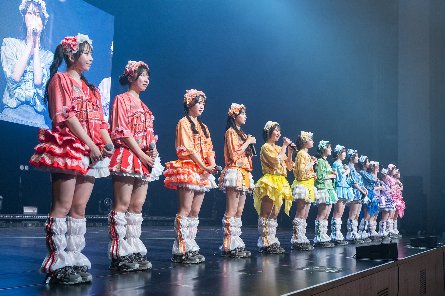 横一列に並んだ虹コンの14人。