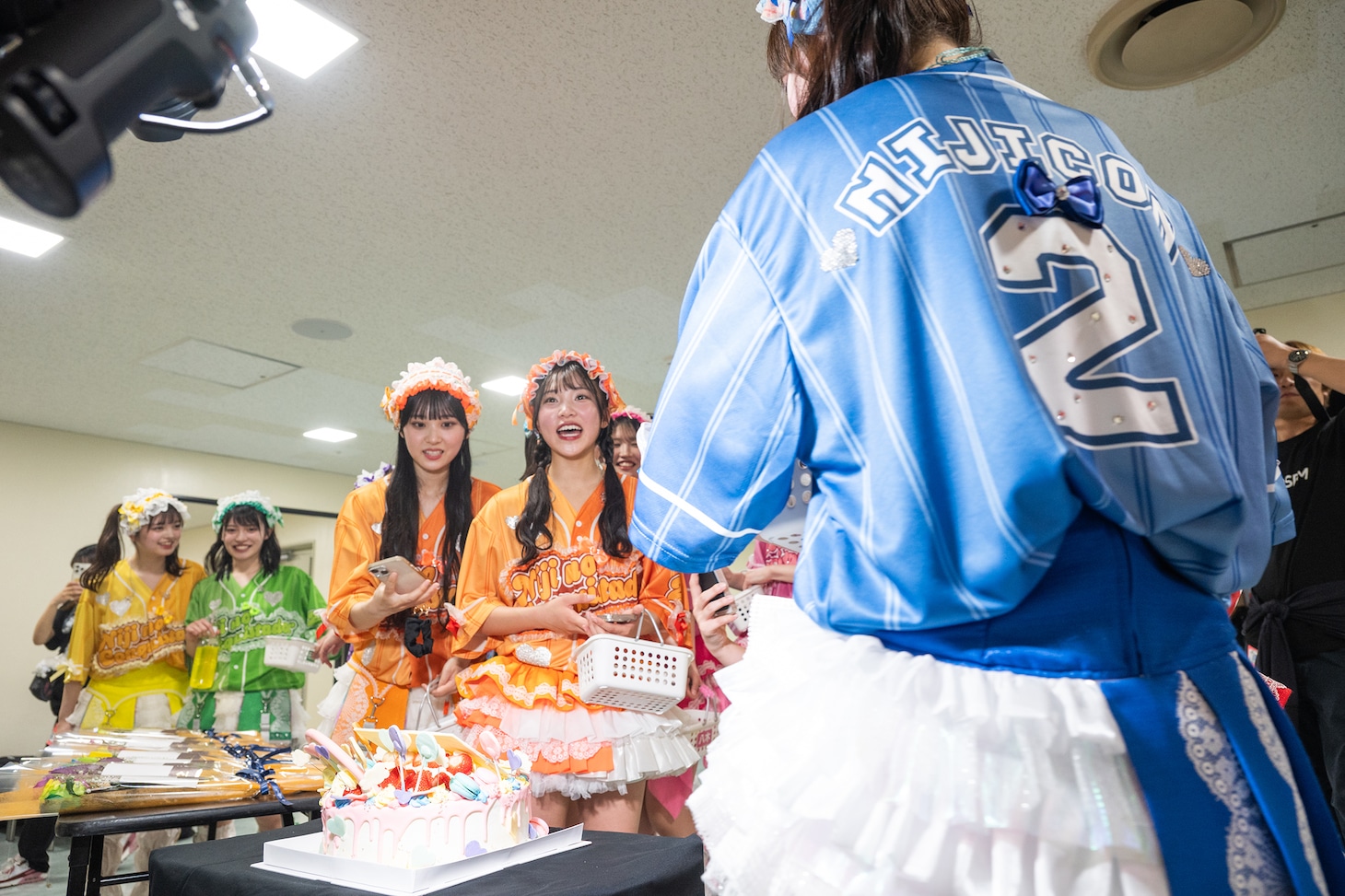 11周年を祝うサプライズケーキに大喜びの虹コン。
