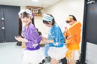 ワイヤレスモニタを外し合う蛭田愛梨、大和明桜、石原愛梨沙（左から）。