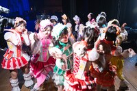 円になって背中を叩き合う虹コンメンバー。