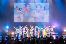 MVをバックに新曲「Boom!Boom!サマーっ♡」を披露する虹のコンキスタドール。