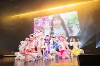 MVをバックに新曲「Boom!Boom!サマーっ♡」を披露する虹のコンキスタドール。