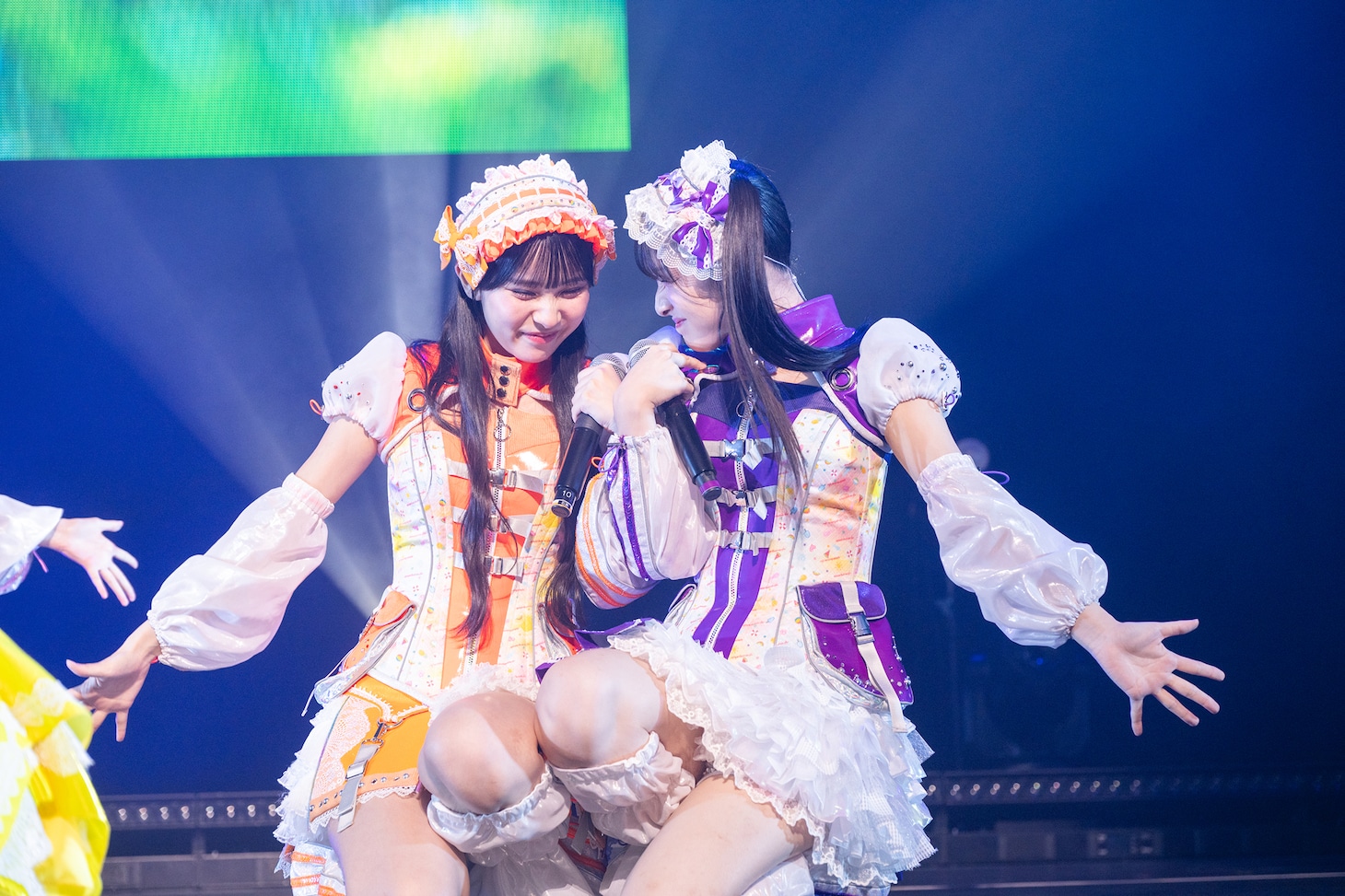 パフォーマンス中にじゃれる石原愛梨沙（左）と蛭田愛梨（右）。