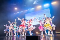 MVをバックに新曲「Boom!Boom!サマーっ♡」を披露する虹のコンキスタドール。