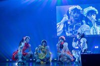 コンビニ前のようにたむろする栗原舞優、的場華鈴、尾林結花、一宮ゆい（左から）。