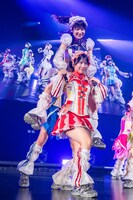 一宮ゆい（上）を担ぐ青山詩（下）。