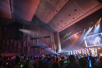 色とりどりのペンライトが輝くNHKホール。