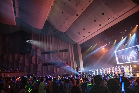 色とりどりのペンライトが輝くNHKホール。