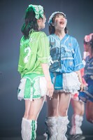 棒立ちの石浜芽衣（左）と大和明桜（右）。