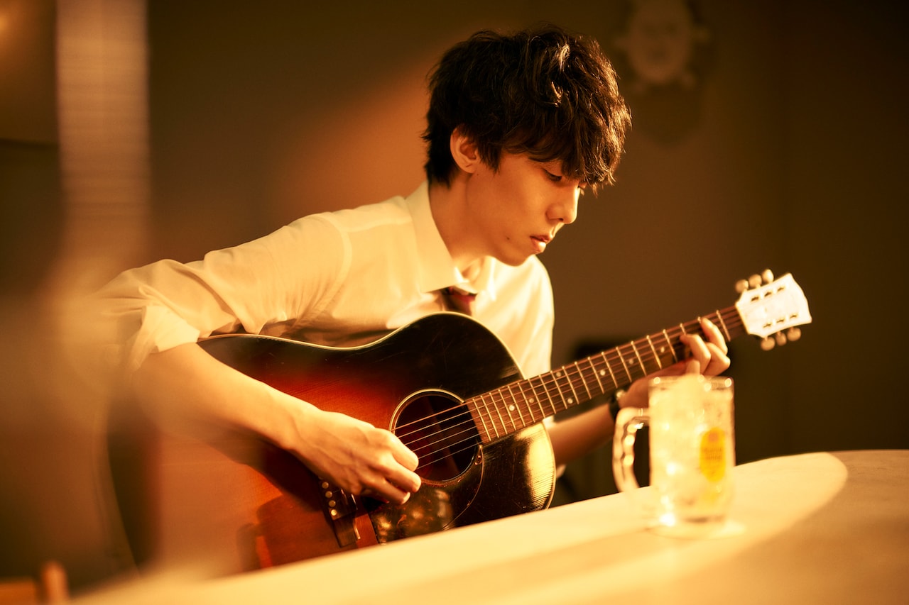 サントリーウイスキー「角瓶」新CM「はじまり」編より、野田洋次郎（RADWIMPS）。