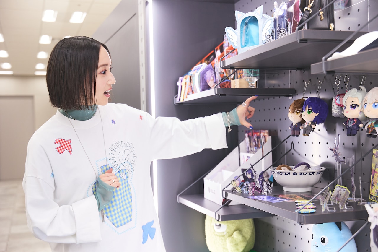 ANYCOLOR社内には、にじさんじグッズが飾られたコーナーが。